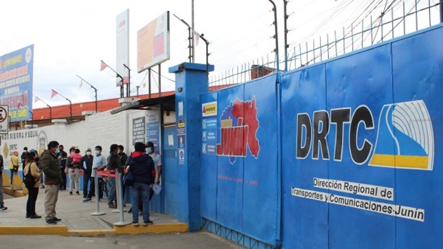 La Contraloría General detectó que la Dirección Regional de Transportes y Comunicaciones (DRTC) de Junín durante el año 2019, favoreció a un consorcio al otorgarle la buena pro y el contrato de tres servicios de mantenimiento rutinario de 103 km de carreteras por S/ 994 032, pese a que este no contaba con toda la documentación exigida para la firma del contrato. 