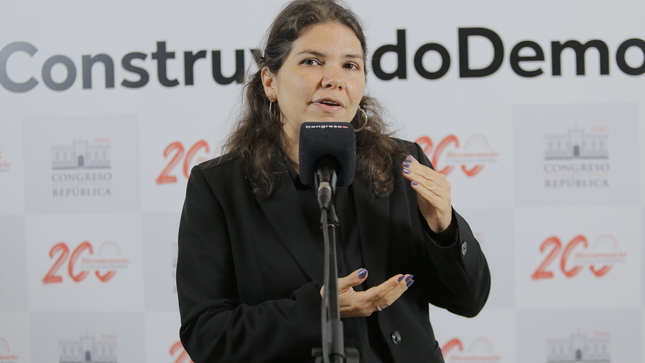 Ministra Claudia Dávila en el Congreso de la República.