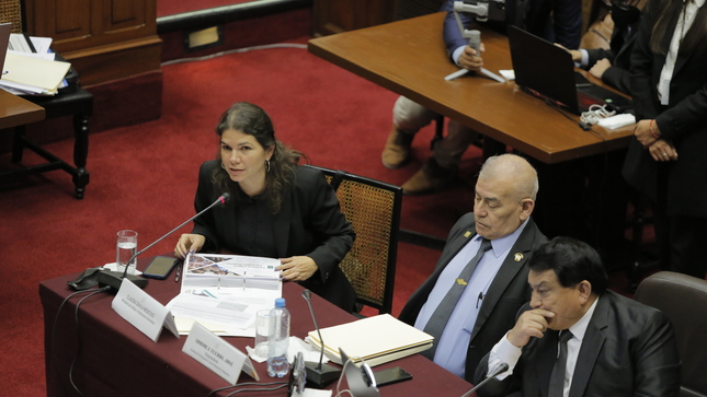 Ministra Claudia Davila sustenta presupuesto en el Congreso