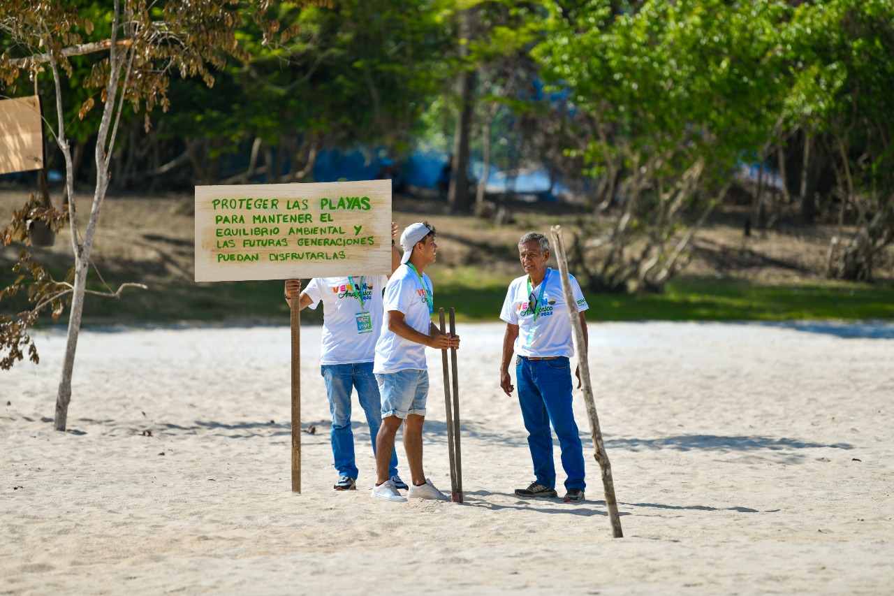 Archivo de imagen .jfif, título de imagen jóvenes activistas en una playa de loreto