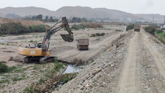 Maquinaria pesada descolmatando el río 