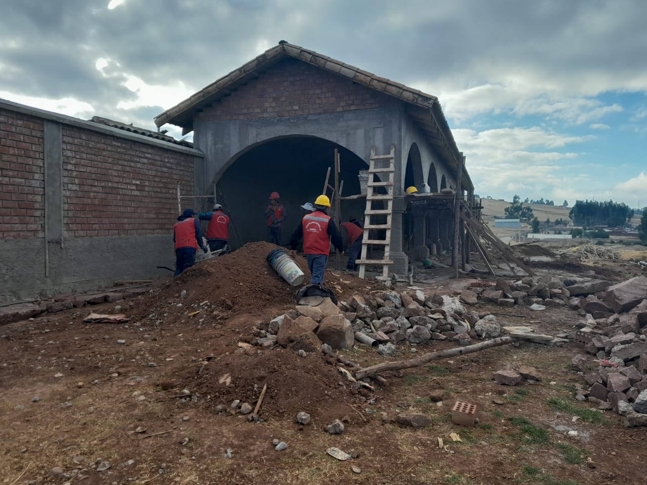 La Municipalidad Distrital de Maras encabezada por su Alcalde Miguel Abal Anchari, viene ejecutando diversas obras en las diferentes comunidades de nuestro distrito de Maras, cuyos avances y acabados se encuentra en la recta final, listos para ser entregados e inaugurados en los próximos meses de OCTUBRE Y NOVIEMBRE DEL 2022, dichas obras diariamente están siendo inspeccionadas por el mismo Burgomaestre distrital, mencionamos algunas de las obras pronto a ser entregados:
Construcción del mercadillo de abastas de Mahuaypampa, Cerco perimétrico de Ccollana Baja, Mantenimiento de JASS Keullaccocha, Trabajos collana, Mantenimientos de Reservorio, captación etc. Del Sistema de Agua de Centro Alto, Verificación del reservorio JASS Pfiscuyro, Verificación de avances del Mantenimiento de Jass Keullaccocha, Empastado de salón multiuso en Tarapata, entre otras obras que próximamente serán entregas, Nuestros ingenieros y profesionales están acelerando los trabajos finales.