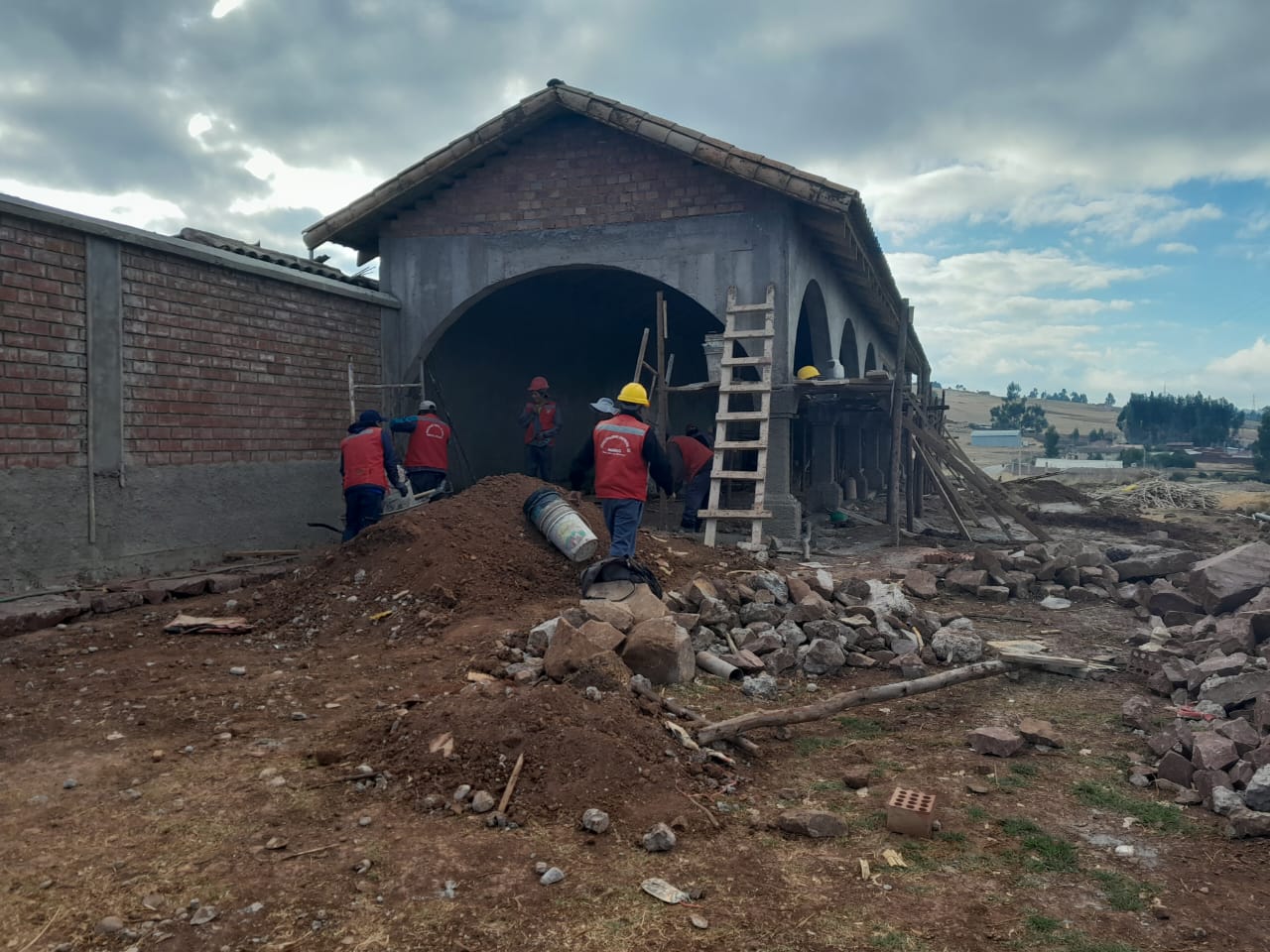 La Municipalidad Distrital de Maras encabezada por su Alcalde Miguel Abal Anchari, viene ejecutando diversas obras en las diferentes comunidades de nuestro distrito de Maras, cuyos avances y acabados se encuentra en la recta final, listos para ser entregados e inaugurados en los próximos meses de OCTUBRE Y NOVIEMBRE DEL 2022, dichas obras diariamente están siendo inspeccionadas por el mismo Burgomaestre distrital, mencionamos algunas de las obras pronto a ser entregados:
Construcción del mercadillo de abastas de Mahuaypampa, Cerco perimétrico de Ccollana Baja, Mantenimiento de JASS Keullaccocha, Trabajos collana,  Mantenimientos de Reservorio, captación etc. Del Sistema de Agua de Centro Alto, Verificación del reservorio JASS Pfiscuyro, Verificación de avances del Mantenimiento de Jass Keullaccocha, Empastado de salón multiuso en Tarapata, entre otras obras que próximamente serán entregas, Nuestros ingenieros y profesionales están acelerando los trabajos finales.
