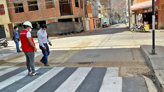 La Contraloría General halló fisuras en la nueva pavimentación de calles que ejecutó la Municipalidad Provincial de Huánuco valorizada en S/ 1.9 millones, también, evidenció trabajos inconclusos y que no cumplen con lo establecido en el expediente técnico, en los jirones Dos de Mayo, Pedro Puelles, Leoncio Prado y Progreso. Lo evidenciado podría generar perjuicio económico a la entidad por trabajos mal ejecutados e inconclusos.