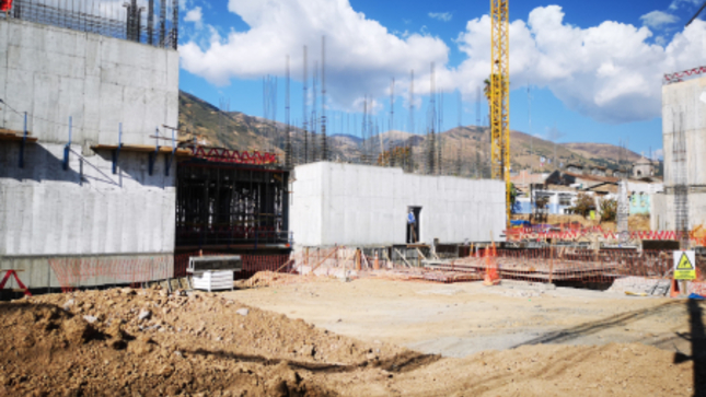 La Contraloría General advirtió que el techo del primer piso del Hospital de Apoyo de Huanta “Daniel Alcides Carrión” presenta fisuras con anchos superiores al rango permisible aprobado por el Ministerio de Vivienda, Construcción y Saneamiento, lo cual podría afectar la calidad, vida útil y funcionalidad de la obra.