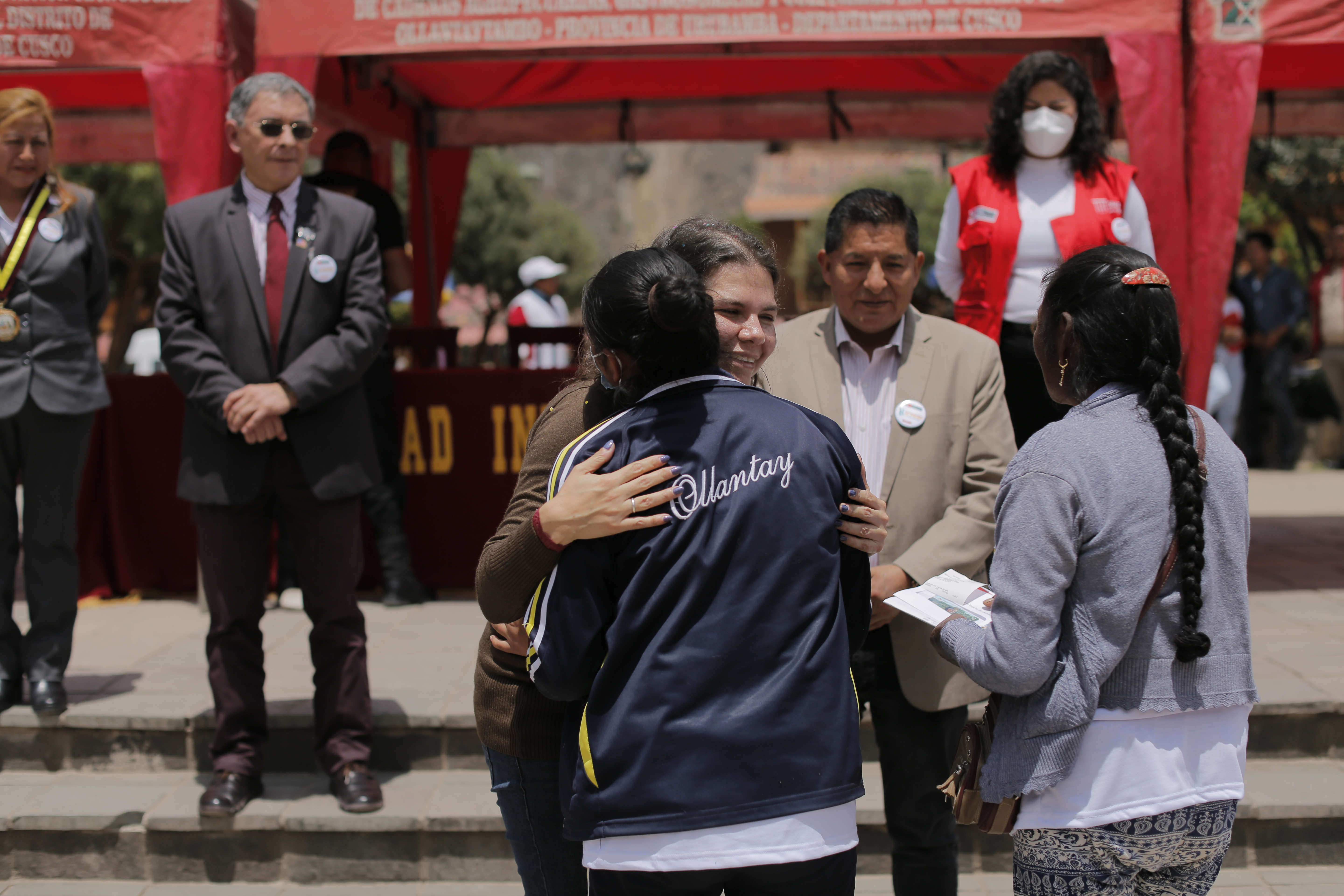 Ministra Claudia Davila en Ollantaytambo