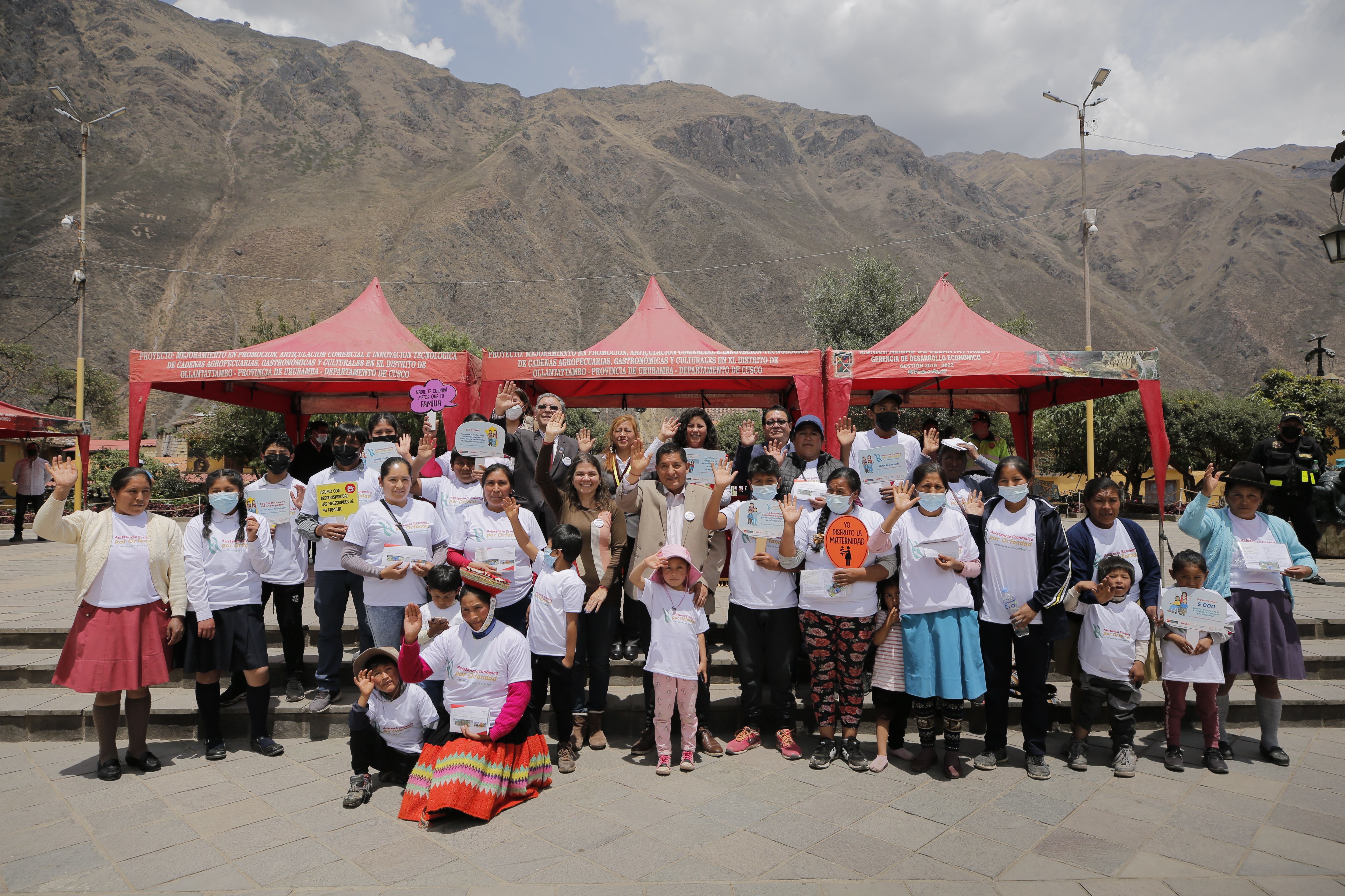 Ministra Claudia Davila en Ollantaytambo