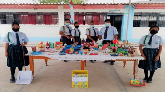 Estudiantes presentando sus proyectos