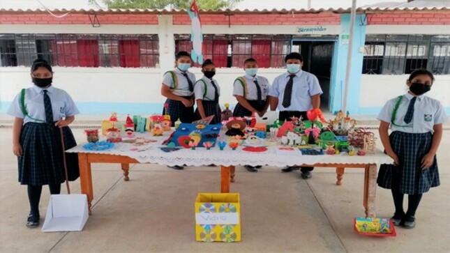 Estudiantes presentando sus proyectos