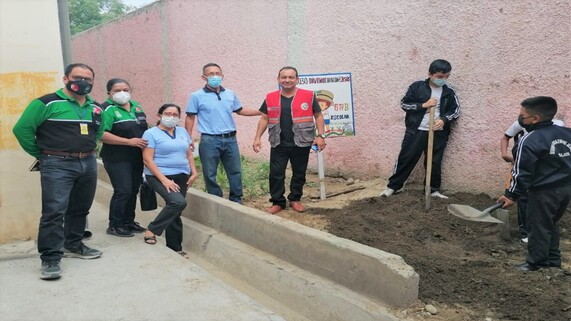 Estudiantes realizando su proyecto ambiental.
