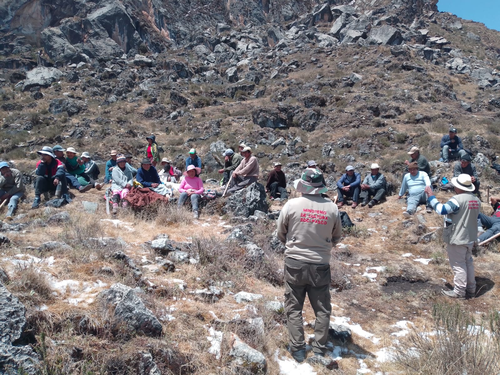 Pasco: Ministerio de Cultura realiza limpieza en Sitio Arqueológico de Wari Pirca