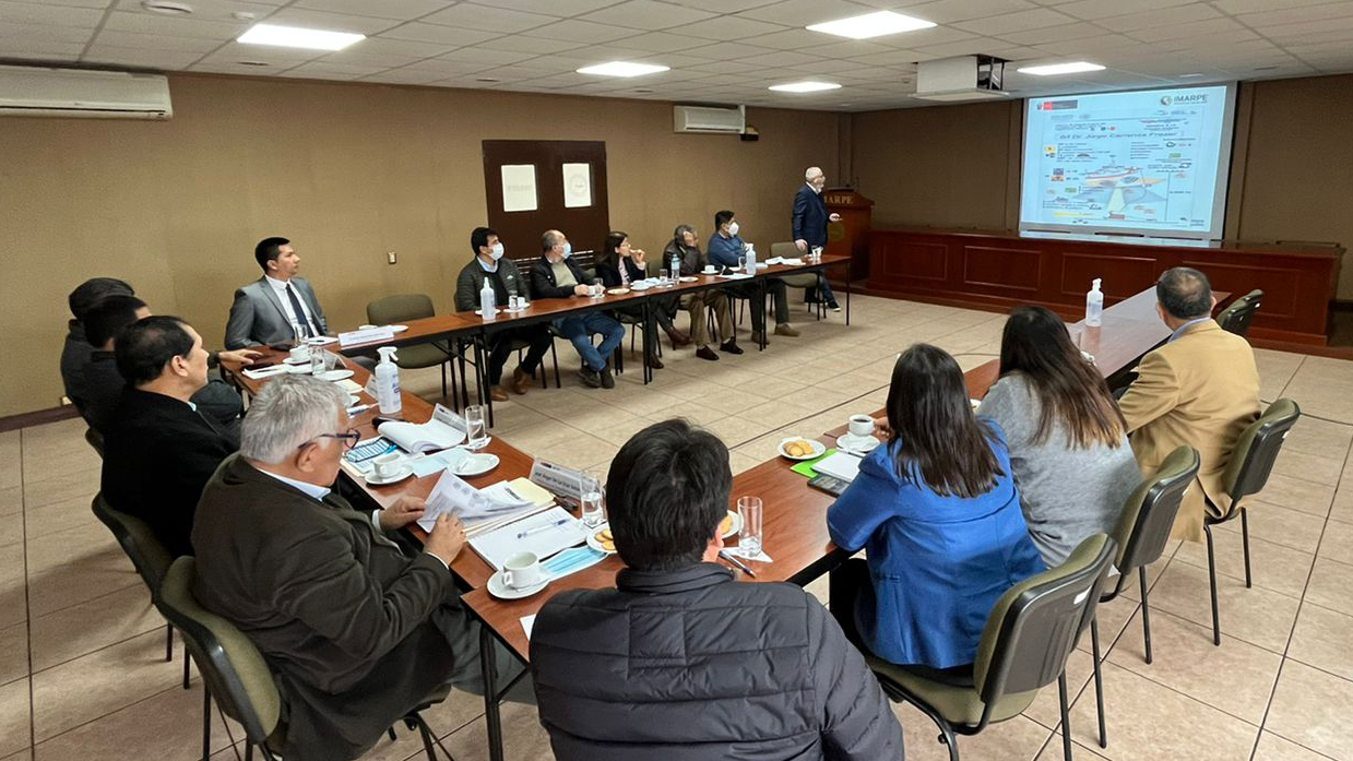 Imagen de reunión de funcionarios en las instalaciones del Instituto del Mar del Perú