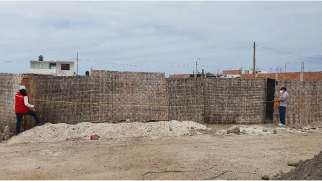 La Contraloría General de la República detectó que el cambio de uso, lotización y transferencia directa a particulares de terrenos de dominio público ubicados en la playa Los Arenales del Centro Poblado Menor Boca del Río, causó un perjuicio económico al Estado de S/ 1 223 400; e identificó responsabilidad penal por estos hechos en dos exalcaldes y siete funcionarios y/o servidores de la Municipalidad Provincial de Tacna (MPT).