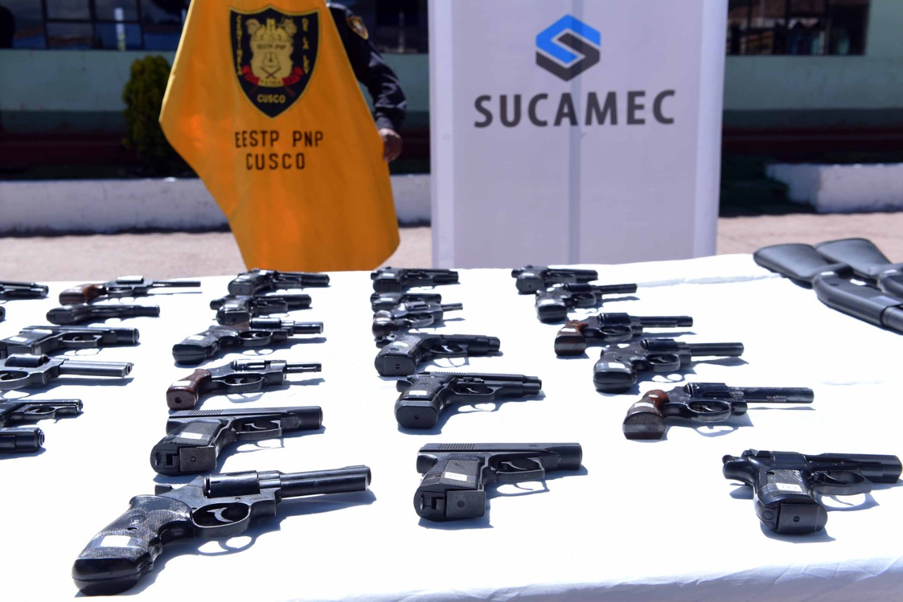 Un total de 2236 armas de fuego recuperó la Superintendencia Nacional de Control de Servicios de Seguridad, Armas, Municiones y Explosivos de Uso Civil (Sucamec) a nivel nacional, en el marco de la lucha a favor de seguridad ciudadana que lidera el Ministerio del Interior (Mininter).
En los dos últimos meses, el organismo adscrito al sector Interior logró incautar 1365 armas de fuego, decomisar 527; mientras que otras 344 armas fueron internadas en el depósito por diversos motivos.
Esto fue posible gracias a las 4013 acciones de control y fiscalización realizadas en todo el país. De ese total, 2371 intervenciones se ejecutaron a empresas que brindan servicios de seguridad privada, 891 en materia de armas de fuego, 629 relacionadas a explosivos y productos pirotécnicos, y 122 acciones relacionadas a la minería ilegal.
La Sucamec también destruyó más de 6.5 toneladas de explosivos y 2.2 toneladas de productos pirotécnicos a nivel nacional.
En el mismo periodo, los equipos de fiscalizadores de la Gerencia de Control y Fiscalización de Sucamec de la sede central en Lima se desplegaron a nivel nacional con el propósito de potenciar la fuerza operativa de las intendencias y jefaturas zonales al interior del país.
Producto de esta acción, se logró realizar 10 operativos en Lambayeque y 13 en Cusco, logrando un total de 290 incautaciones, entre armas de fuego y explosivos.
De igual forma, y como parte de la política de cooperación interinstitucional, la Sucamec donó 170 armas de fuego —entre pistolas (41), revólveres (90) y escopetas (39)— y 2 toneladas de explosivos y materiales relacionados a la Policía Nacional del Perú.
Licencias otorgadas
En materia de autorizaciones otorgadas para porte y uso de armas de fuego, entre el 19 de julio y 19 de septiembre, la Sucamec entregó 4354 licencias y 2991 tarjetas de propiedad de armas de fuego.
De las 4354 licencias otorgadas, 1893 fueron solicitadas por personas naturales para defensa personal, 1796 para seguridad privada, 214 para caza, 50 para deporte, 25 para servicio individual de seguridad personal, 1 para colección, 7 para delegaciones extranjeras, 9 para miembros del INPE y 359 bajo más de una modalidad.
El trabajo de control y fiscalización de la Sucamec para sacar de las calles las armas de fuego, pirotécnicos y explosivos ilegales continuará en coordinación con la Policía Nacional y de acuerdo con la política del sector que lidera el ministro del Interior, Willy Huerta Olivas, quien ha ordenado la intensificación de operativos.