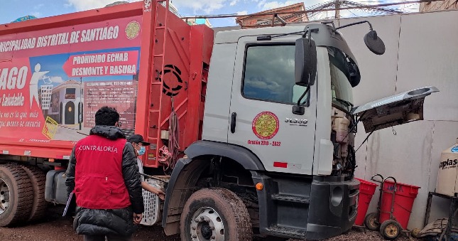 Cusco. – La Contraloría General detectó irregularidades en la adquisición de camiones compactadores destinados al recojo y transporte de residuos sólidos en las municipalidades distritales de Santiago y Wanchaq de la provincia de Cusco. El ente de control evidenció que dieron conformidad a la entrega de los vehículos que no cumplían con las especificaciones técnicas establecidas en los procesos de compra. 