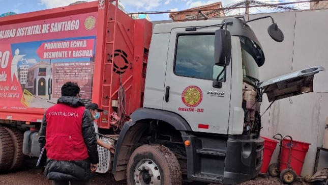 Cusco. – La Contraloría General detectó irregularidades en la adquisición de camiones compactadores destinados al recojo y transporte de residuos sólidos en las municipalidades distritales de Santiago y Wanchaq de la provincia de Cusco. El ente de control evidenció que dieron conformidad a la entrega de los vehículos que no cumplían con las especificaciones técnicas establecidas en los procesos de compra. 