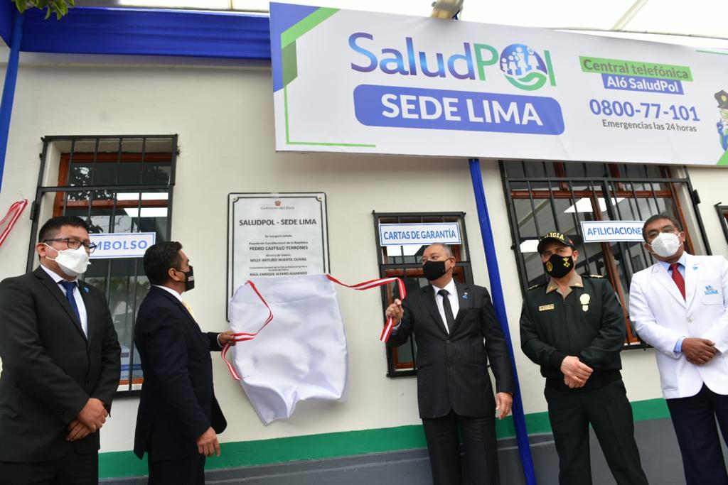 El ministro del Interior, Willy Huerta Olivas, presidió hoy la ceremonia de inauguración de los ambientes de la nueva sede del Fondo de Aseguramiento en Salud de la Policía Nacional del Perú (Saludpol) en el Hospital Central Luis N. Sáenz de la PNP con la finalidad de acercar los servicios de salud y mejorar la atención a la familia policial.  

Durante la ceremonia, el titular del Mininter reafirmó el compromiso adoptado desde el primer día de su gestión para brindar bienestar a todo el personal policial y sus familiares derechohabientes. Asimismo, afirmó que seguirán impulsando medidas orientadas a mejorar la atención en todos los servicios de salud.

“Desde que iniciamos esta gestión al frente del Ministerio del Interior, uno de nuestros principales compromisos fue tomar decisiones inmediatas para mejorar la calidad de las prestaciones de los servicios de salud en beneficio de toda la familia policial”, remarcó.

En su alocución, Huerta Olivas también aseveró que el personal policial, en actividad y en retiro, merece recibir una atención médica oportuna y de calidad, por lo que se ha trabajado sin descanso para sacar adelante este proyecto que marcará un nuevo inicio en las atenciones de servicios de salud.

“Demostramos con hechos que cuando se trabaja con empeño y vocación de servicio todo es posible. No más demoras ni reclamos, empiezan tiempos de cambio en SaludPol. El personal ha sido capacitado para acompañar a los asegurados en la atención de sus necesidades de salud”, agregó.

Durante su discurso desde la sede del Hospital Central “Luis N. Sáenz” de la PNP, el ministro del Interior también hizo hincapié en que la reorganización emprendida en Saludpol permitió dar un nuevo rumbo al gestión con un enfoque orientado a facilitar el acceso de los servicios, agilizar la atención y emplear los recursos financieros de manera adecuada y eficiente.

En otro momento, el titular del Mininter agradeció y exhortó a médicos, enfermeras y todo el personal de la Sanidad Policial a seguir trabajando con entrega y vocación, ya que -dijo- su labor es fundamental para brindar atención adecuada a los pacientes a través de los servicios asistenciales.

La nueva sede de SaludPol cuenta con ambientes propicios para brindar una atención de calidad a nuestros asegurados. En dichas instalaciones se podrán realizar trámites de afiliación, reembolsos, pasajes y demás acciones de manera oportuna. 

Durante la ceremonia también estuvieron presentes el ministro de Salud, Jorge López; el viceministro de Orden Interno, Abel Gamarra; el viceministro de Seguridad Pública, Miguel Palomino; y el comandante general de la PNP, general de Policía Raúl Alfaro.

También asistieron el jefe de Estado Mayor General, Tnte. Gral. PNP Vicente Álvarez; el inspector general de la PNP, Tnte. Gral. PNP Segundo Mejía; el director de la Sanidad Policial, Gral. PNP Nagy Cabrera; el director del Hospital Central “Luis N. Sáenz”, Gral. PNP Jorge Villacorta; y el gerente de la Red Prestacional Rebagliati de EsSalud, Miguel Siccha.
