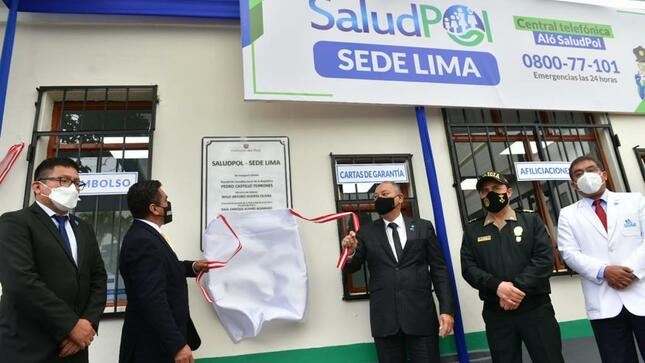 El ministro del Interior, Willy Huerta Olivas, presidió hoy la ceremonia de inauguración de los ambientes de la nueva sede del Fondo de Aseguramiento en Salud de la Policía Nacional del Perú (Saludpol) en el Hospital Central Luis N. Sáenz de la PNP con la finalidad de acercar los servicios de salud y mejorar la atención a la familia policial.  

Durante la ceremonia, el titular del Mininter reafirmó el compromiso adoptado desde el primer día de su gestión para brindar bienestar a todo el personal policial y sus familiares derechohabientes. Asimismo, afirmó que seguirán impulsando medidas orientadas a mejorar la atención en todos los servicios de salud.

“Desde que iniciamos esta gestión al frente del Ministerio del Interior, uno de nuestros principales compromisos fue tomar decisiones inmediatas para mejorar la calidad de las prestaciones de los servicios de salud en beneficio de toda la familia policial”, remarcó.

En su alocución, Huerta Olivas también aseveró que el personal policial, en actividad y en retiro, merece recibir una atención médica oportuna y de calidad, por lo que se ha trabajado sin descanso para sacar adelante este proyecto que marcará un nuevo inicio en las atenciones de servicios de salud.

“Demostramos con hechos que cuando se trabaja con empeño y vocación de servicio todo es posible. No más demoras ni reclamos, empiezan tiempos de cambio en SaludPol. El personal ha sido capacitado para acompañar a los asegurados en la atención de sus necesidades de salud”, agregó.

Durante su discurso desde la sede del Hospital Central “Luis N. Sáenz” de la PNP, el ministro del Interior también hizo hincapié en que la reorganización emprendida en Saludpol permitió dar un nuevo rumbo al gestión con un enfoque orientado a facilitar el acceso de los servicios, agilizar la atención y emplear los recursos financieros de manera adecuada y eficiente.

En otro momento, el titular del Mininter agradeció y exhortó a médicos, enfermeras y todo el personal de la Sanidad Policial a seguir trabajando con entrega y vocación, ya que -dijo- su labor es fundamental para brindar atención adecuada a los pacientes a través de los servicios asistenciales.

La nueva sede de SaludPol cuenta con ambientes propicios para brindar una atención de calidad a nuestros asegurados. En dichas instalaciones se podrán realizar trámites de afiliación, reembolsos, pasajes y demás acciones de manera oportuna. 

Durante la ceremonia también estuvieron presentes el ministro de Salud, Jorge López; el viceministro de Orden Interno, Abel Gamarra; el viceministro de Seguridad Pública, Miguel Palomino; y el comandante general de la PNP, general de Policía Raúl Alfaro.

También asistieron el jefe de Estado Mayor General, Tnte. Gral. PNP Vicente Álvarez; el inspector general de la PNP, Tnte. Gral. PNP Segundo Mejía; el director de la Sanidad Policial, Gral. PNP Nagy Cabrera; el director del Hospital Central “Luis N. Sáenz”, Gral. PNP Jorge Villacorta; y el gerente de la Red Prestacional Rebagliati de EsSalud, Miguel Siccha.
