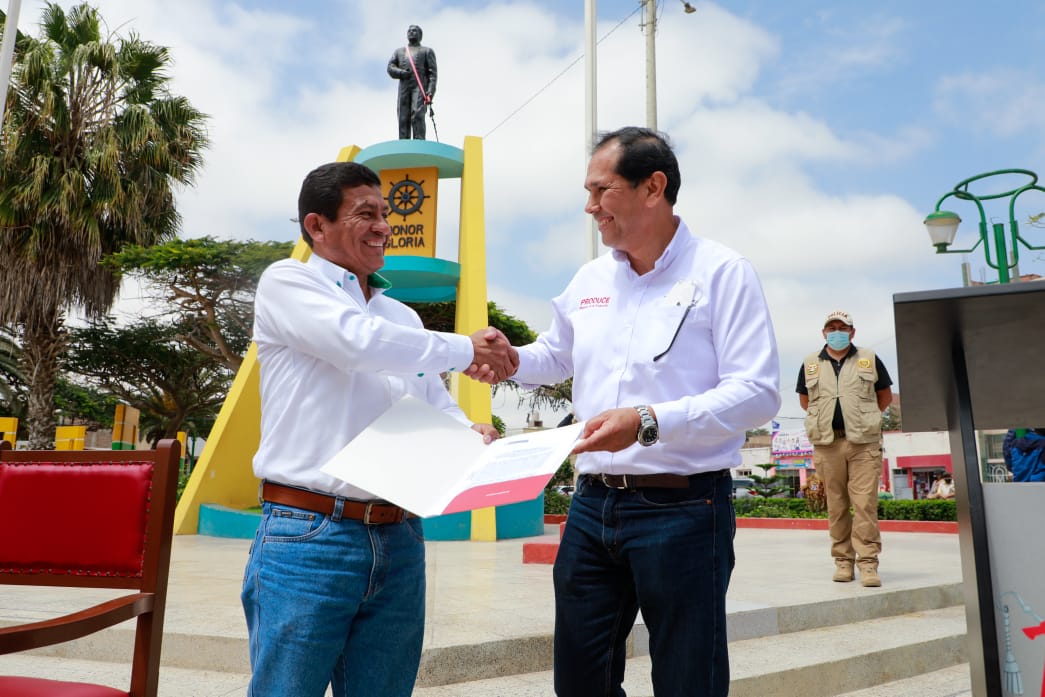 Imagen del ministro Prado en ceremonia de entrega de terrenos para la construcción de los nuevos servicios del mercado de Reque