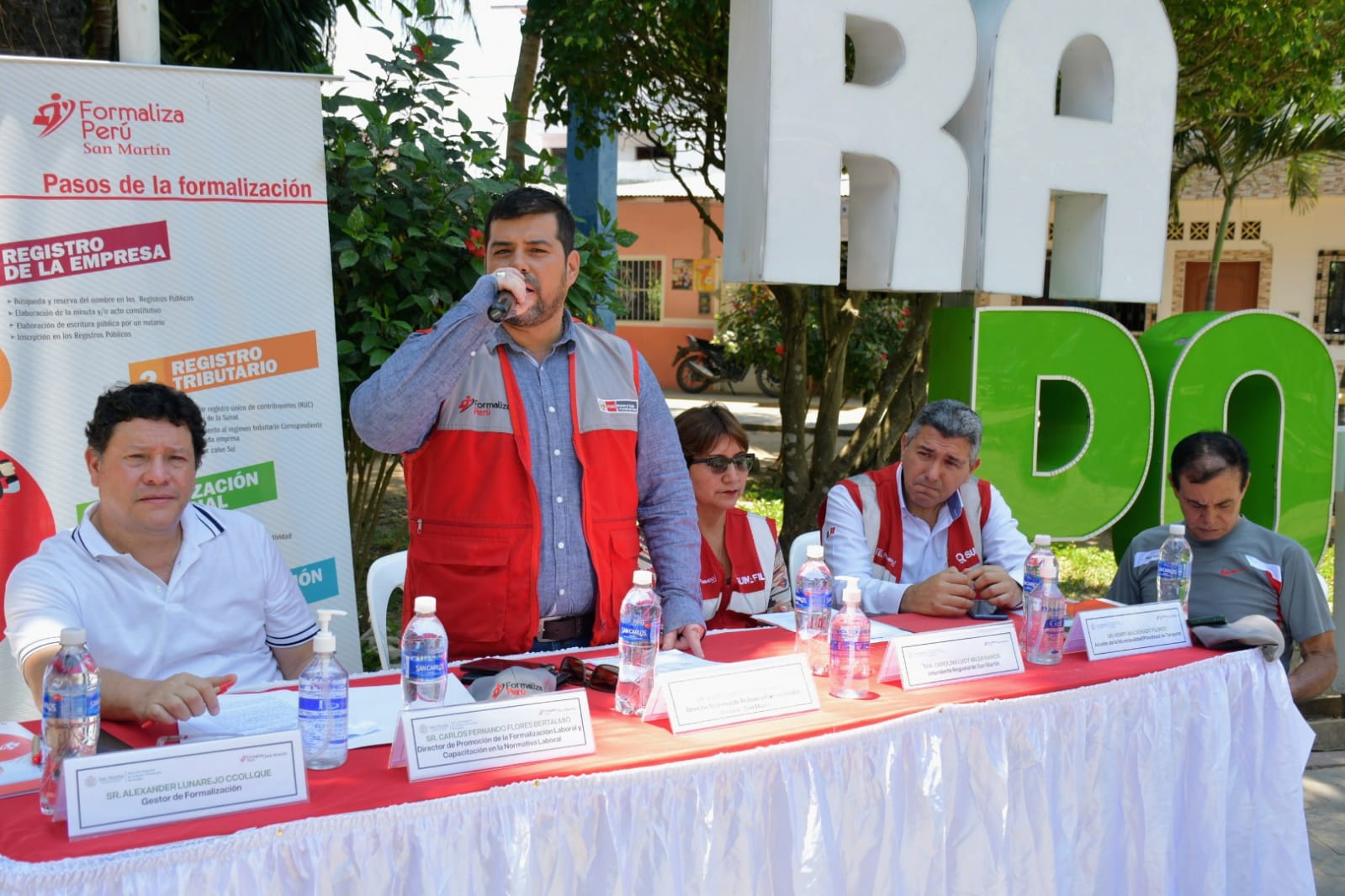 ALT="Director regional de Trabajo San Martín presente en la inauguración de la feria"