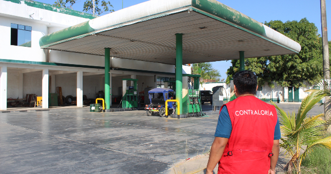 La Contraloría General alertó al Municipio Distrital de Yarinacocha, que funcionarios de la entidad no observaron el reajuste de precios que realizó la empresa contratista que brinda el servicio de gasolina de 90 octanos y Diesel B5 para maquinarias y vehículos de la entidad, sin tomar en cuenta la fórmula establecida en las bases del contrato. Esto generó que se haga un pago en exceso de S/ 119 661.