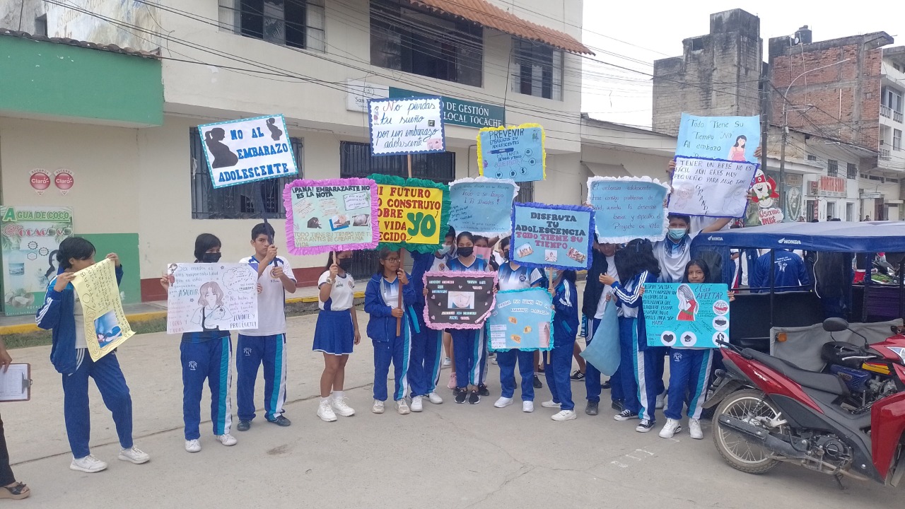 Niños, niñas y adolescentes realizan pasacalles.