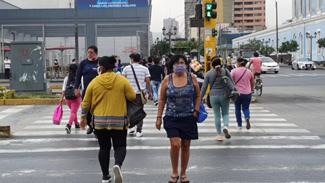 Personas caminando