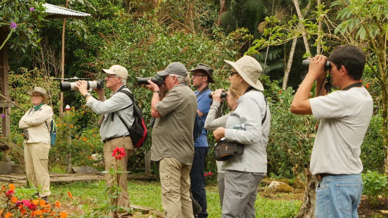 Turistas recorren el Bosque de Protección Alto Mayo
