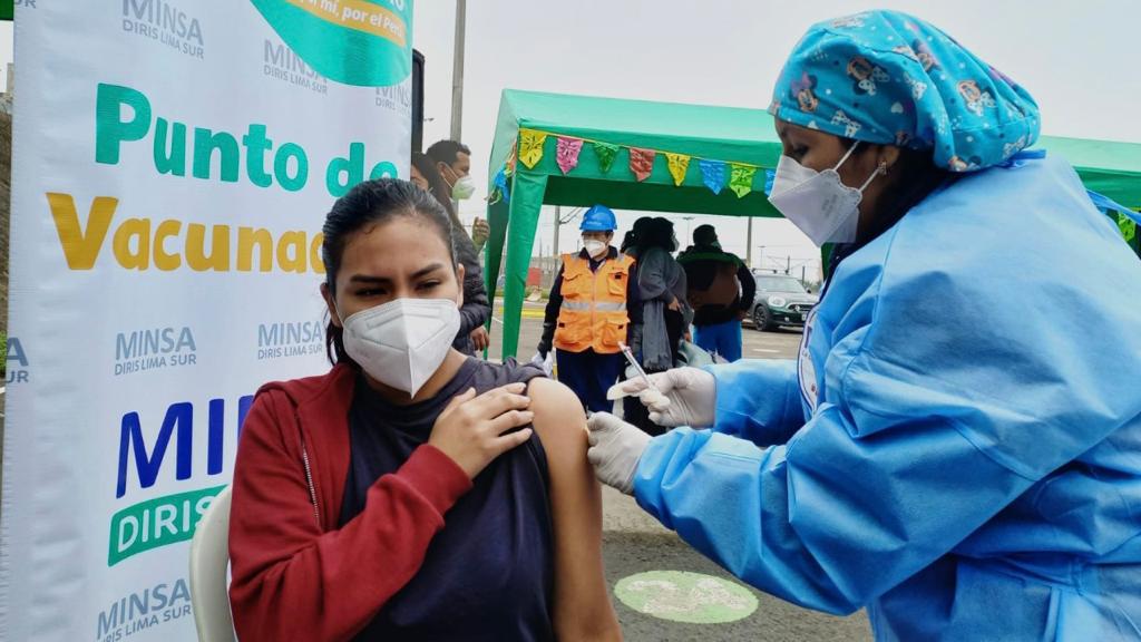 Brigadas de salud vacunan a trabajadores de la Línea 1 del Metro de Lima