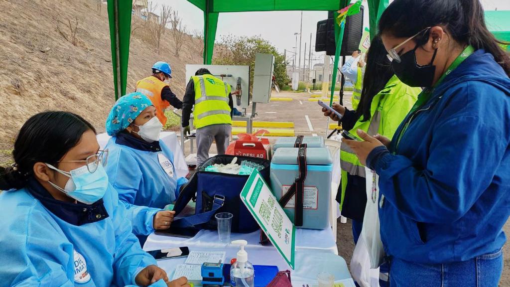 Brigadas de salud vacunan a trabajadores de la Línea 1 del Metro de Lima