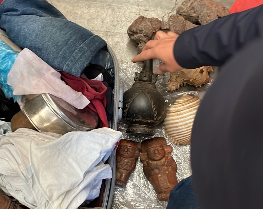 Tacna: Ministerio de Cultura recupera dos bienes culturales prehispánicos hallados en empresa de encomiendas