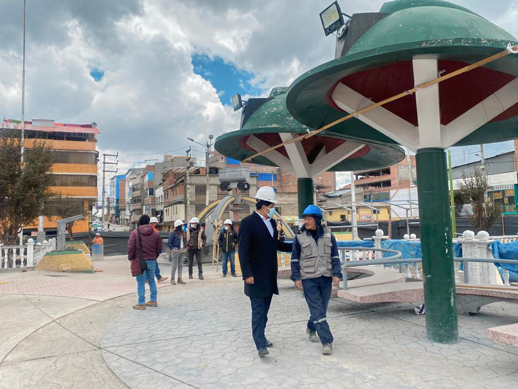 Alcalde provincial supervisando la obra del parque El Minero. Foto 3