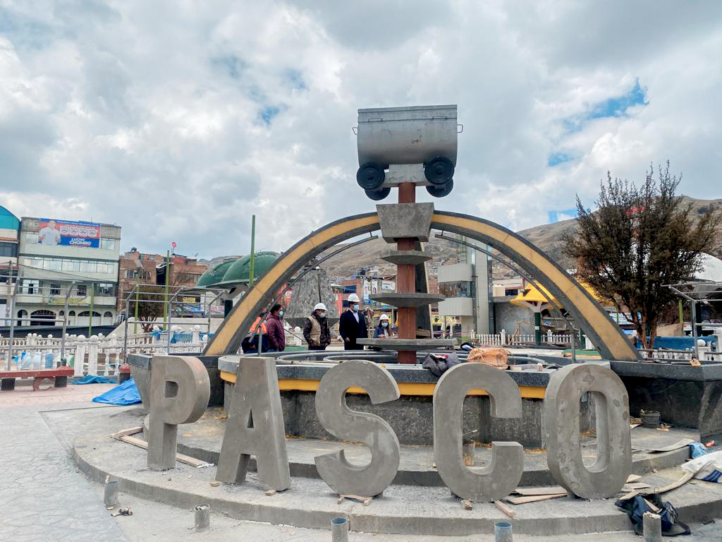 Alcalde provincial supervisando la obra del parque El Minero. Foto 4