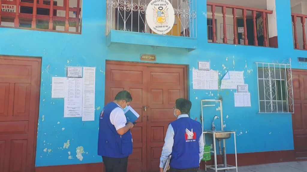 Comisionados supervisan colegio en proceso electoral