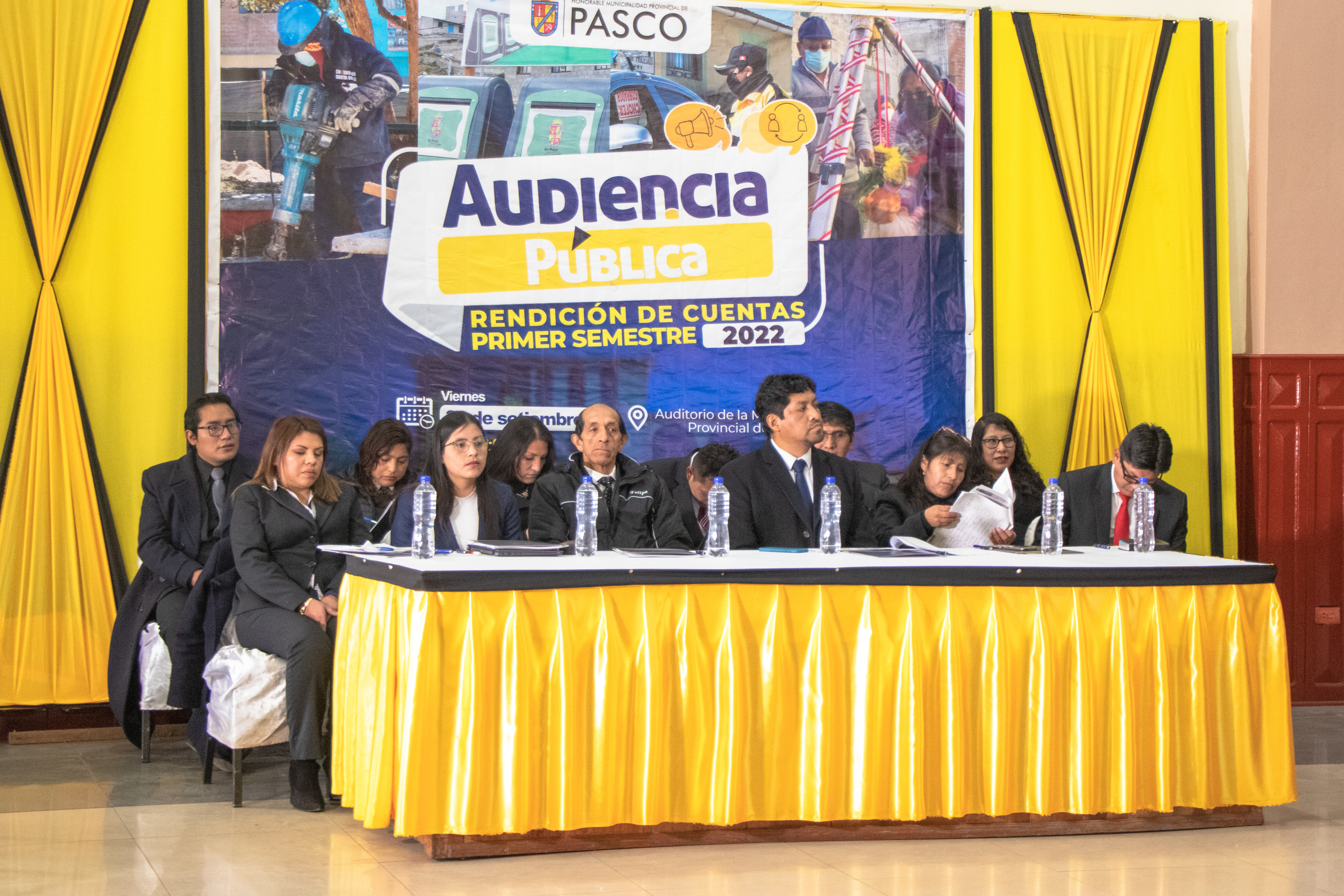 Alcalde provincial y funcionarios.