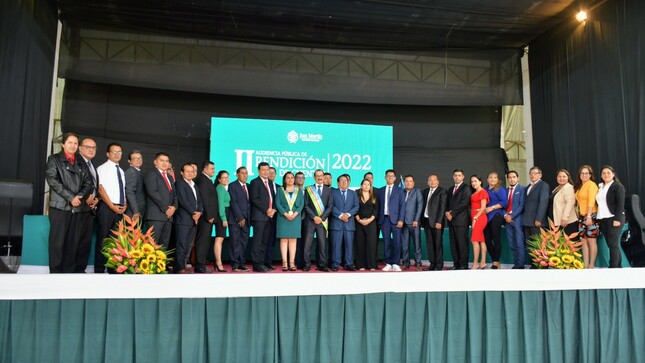 Foto institucional con el gobernador regional y su equipo técnico