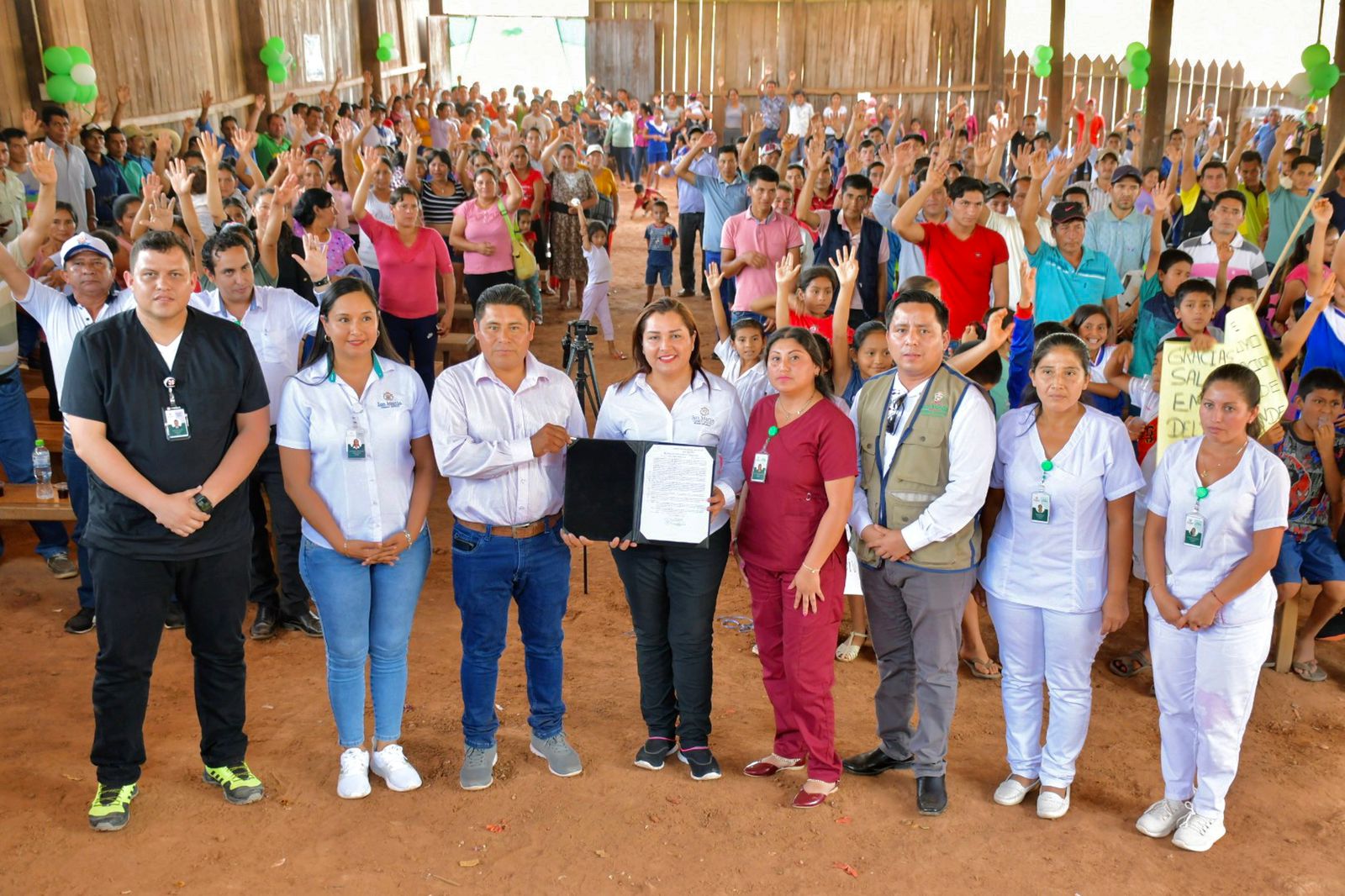 Vicegobernadora regional, autoridades y población, junto a la resolución oficial para el puesto de Salud de Valle Grande