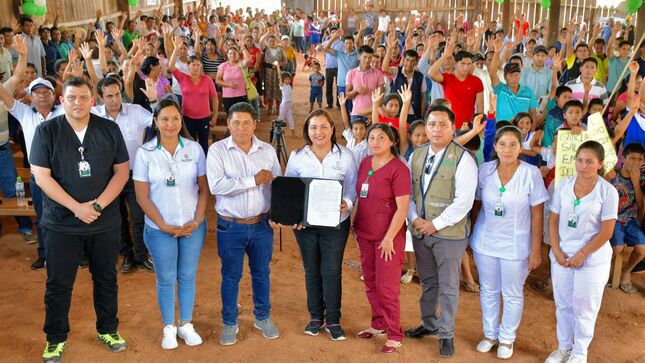 Vicegobernadora regional, autoridades y población, junto a la resolución oficial para el puesto de Salud de Valle Grande