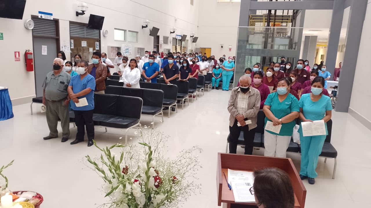 Equipo del hospital presente en la ceremonia por el tercer aniversario