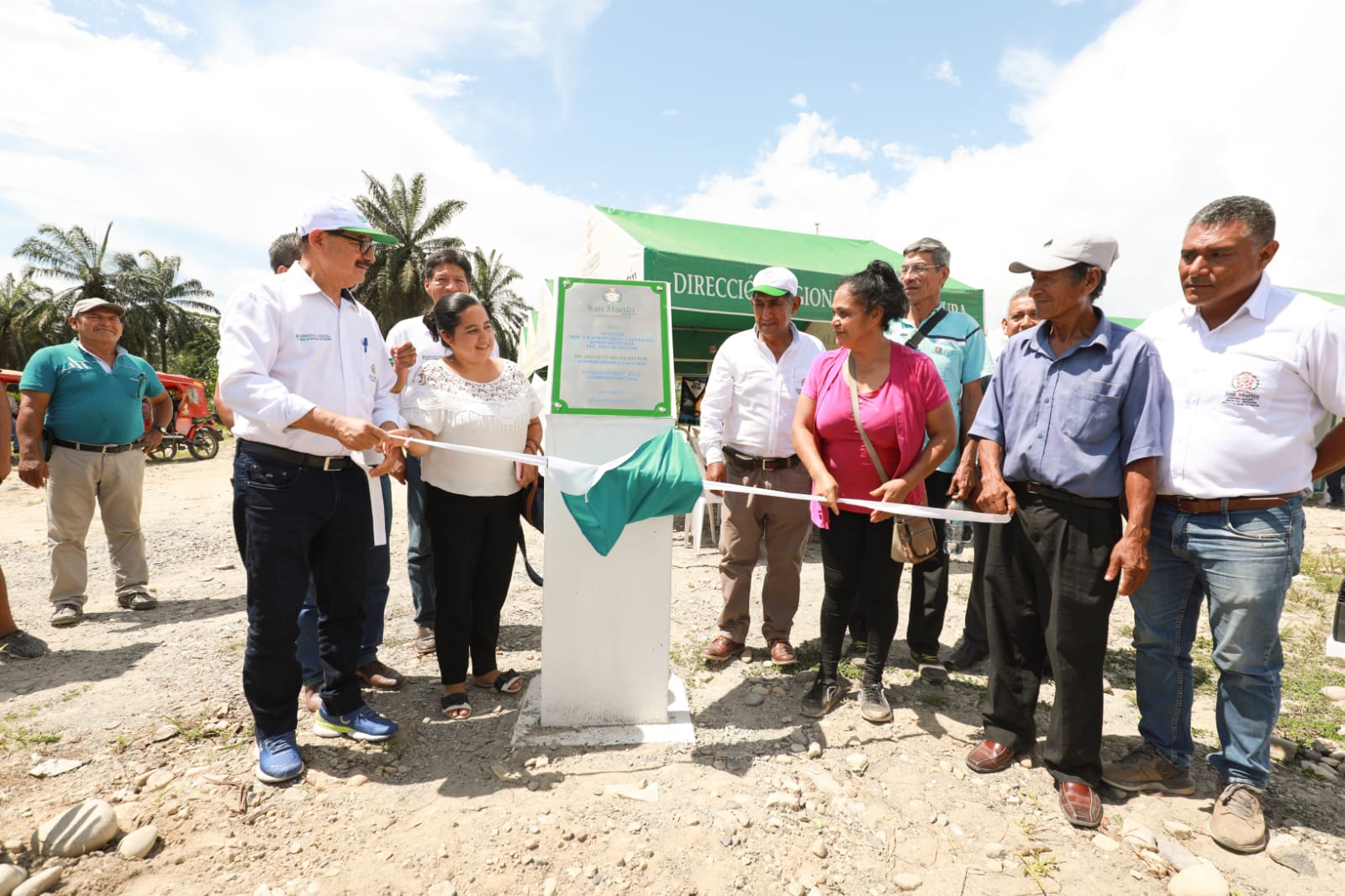 Develación de la placa durante la inauguración de la obra