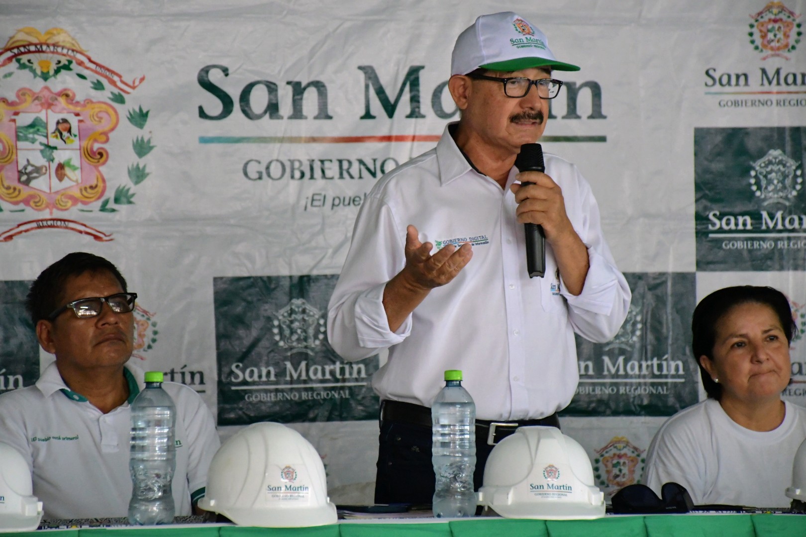Gobernador regional en ceremonia protocolar