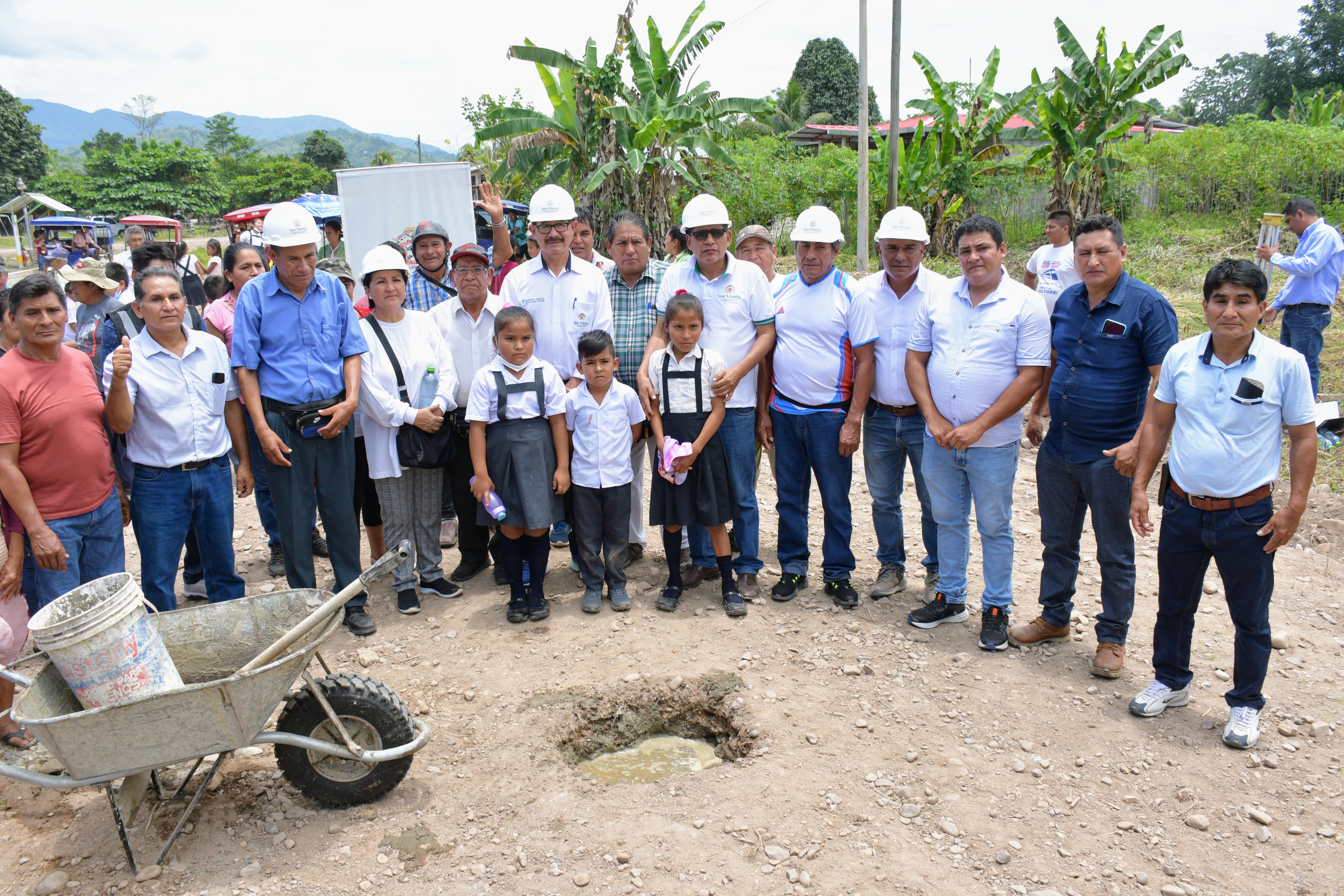 Foto grupal gobernador regional, autoridades y población beneficiaria.