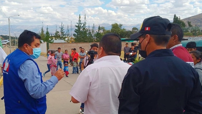 foto de comisionado de la Defensoría del Pueblo conversa con pobladores