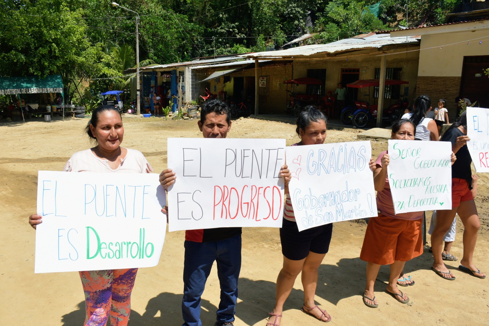 Pobladores beneficiados con el puente