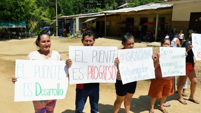 Pobladores beneficiados con el puente