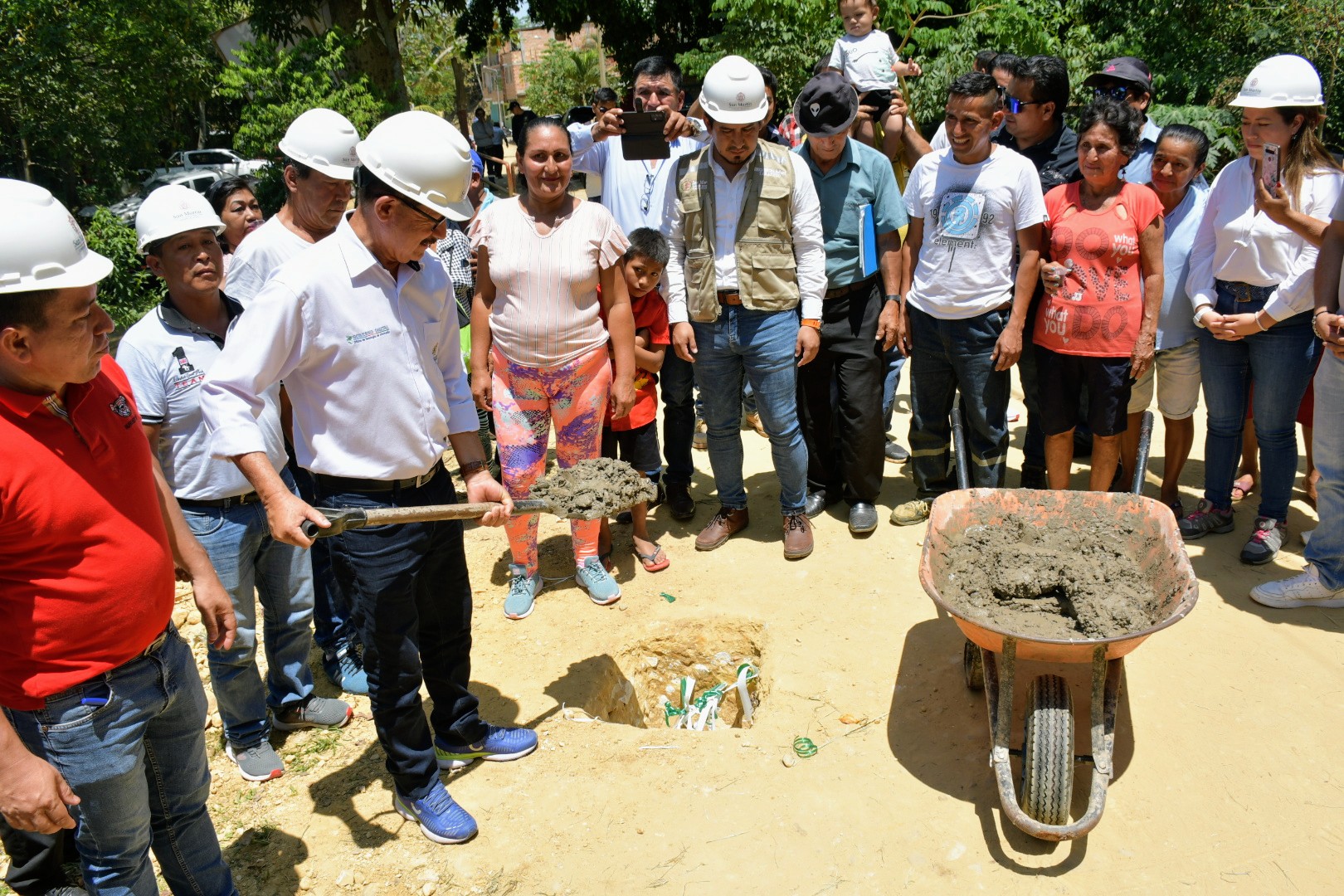 Gobernador regional coloca primera piedra de la obra
