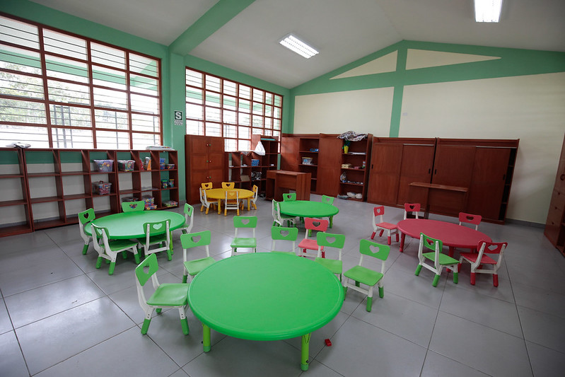 Interior de aula en institución educativa inaugurada por el gobierno regional
