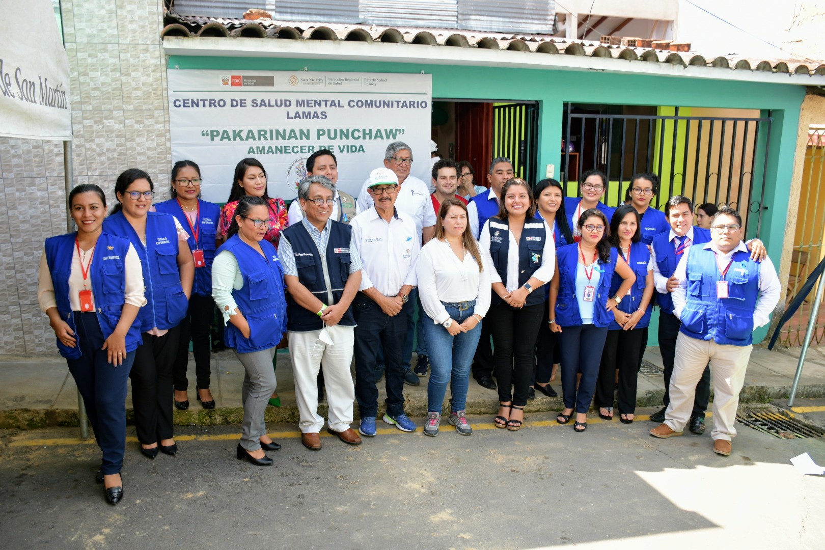 Foto institucional de autoridades y personal medico del centro de salud mental