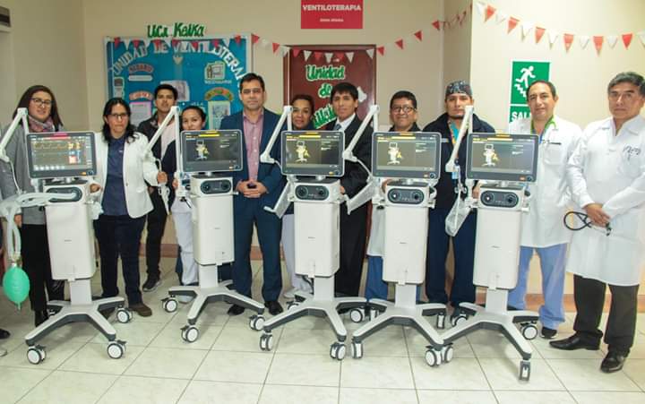 En la foto aparece los representantes del Hospital Dos de Mayo junto a los ventiladores entregados.