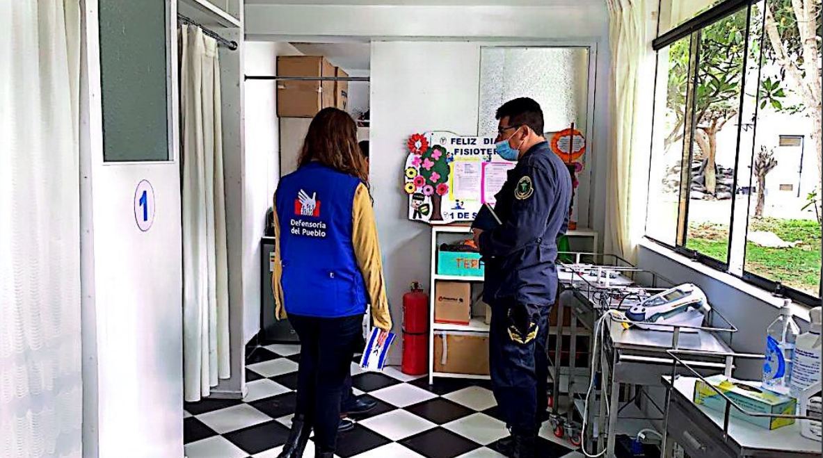 Foto de comisionada de la Defensoría entrevistando a un policia de la Sanidad PNP